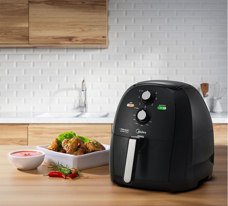 18-Fritadeira-AirFryer-53L-Midea-FRB50P1.FRB50P2-Ambientada