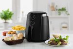 10.fritadeira-airfryer-4-5l-dualcyclone-cor-preta-midea-FRE45P1.FRE45P2-Ambientada