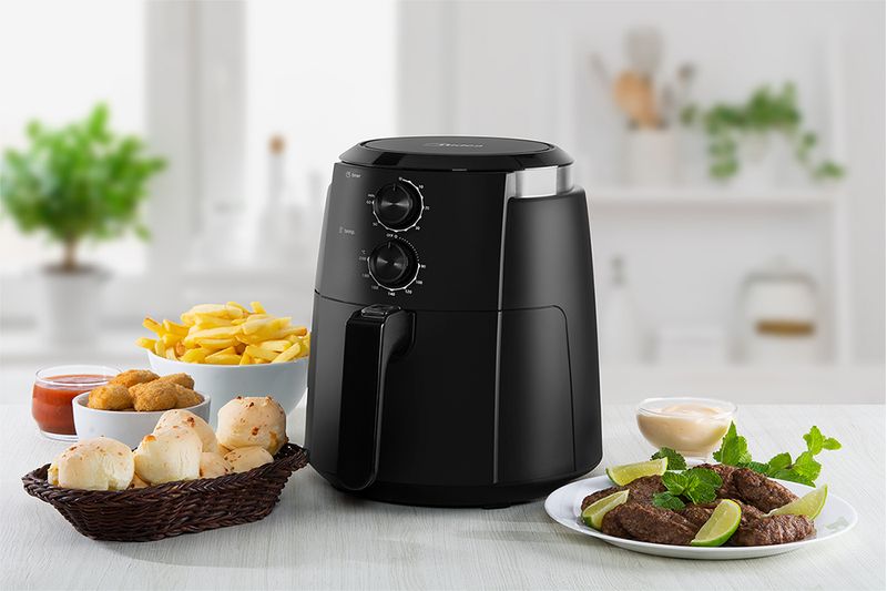 10.fritadeira-airfryer-4-5l-dualcyclone-cor-preta-midea-FRE45P1.FRE45P2-Ambientada