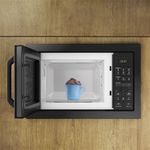 04-micro-ondas-de-embutir-35L-preto-midea-MGA20P1-MGA20P2-aberta-ambientada.jpg